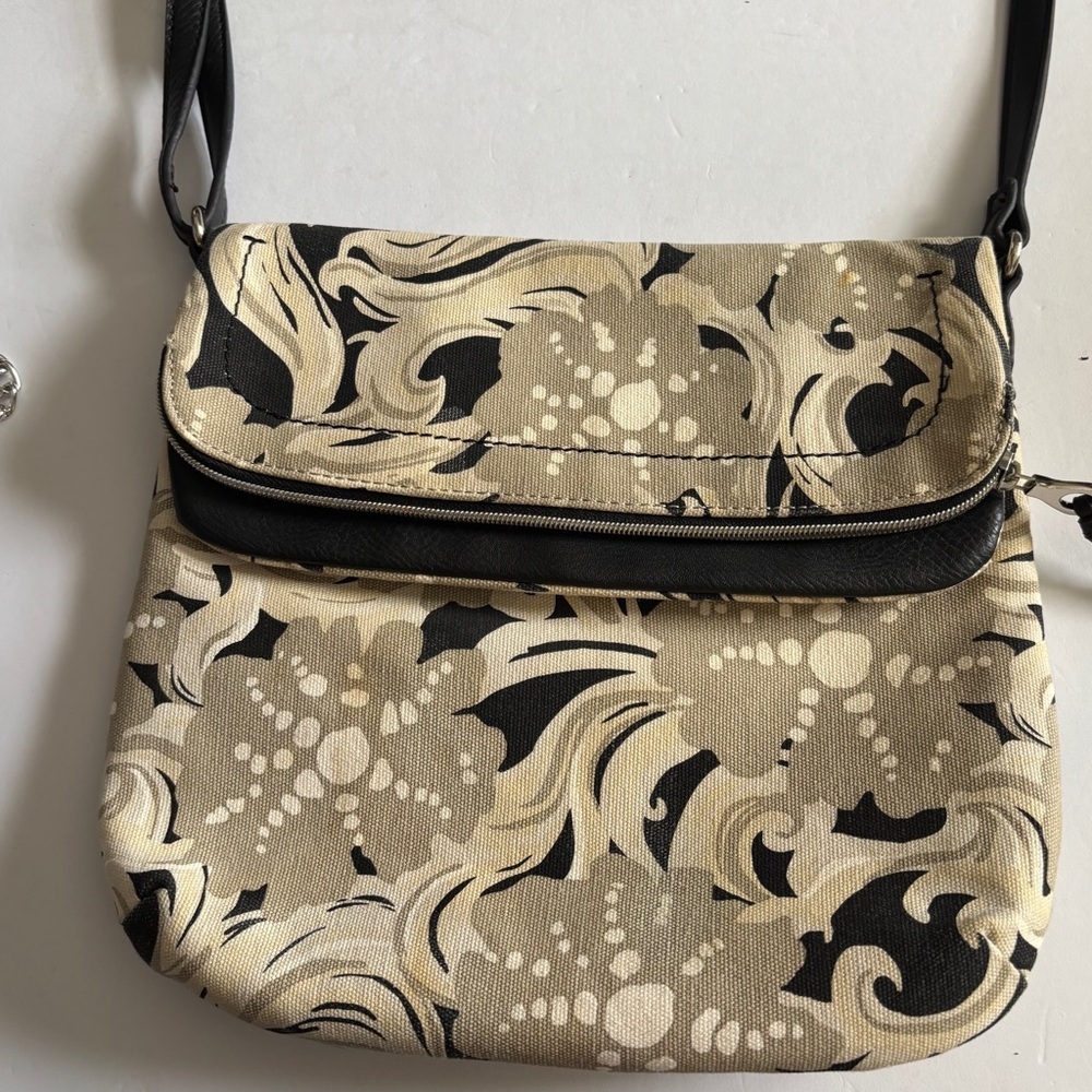 RELIC BRAND CREAM AND BLACK CANVAS CROSSBODY SNAP CLOSURE WITH A ZIP CLOSURE TOO